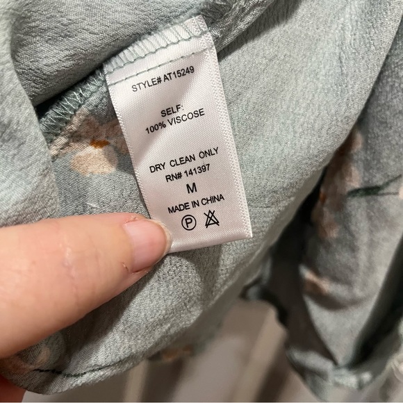 ASTR THE LABEL BUTTON WRAP FRONT FLORAL TOP in Sage Light Green Multi Fl… - Picture 14 of 14